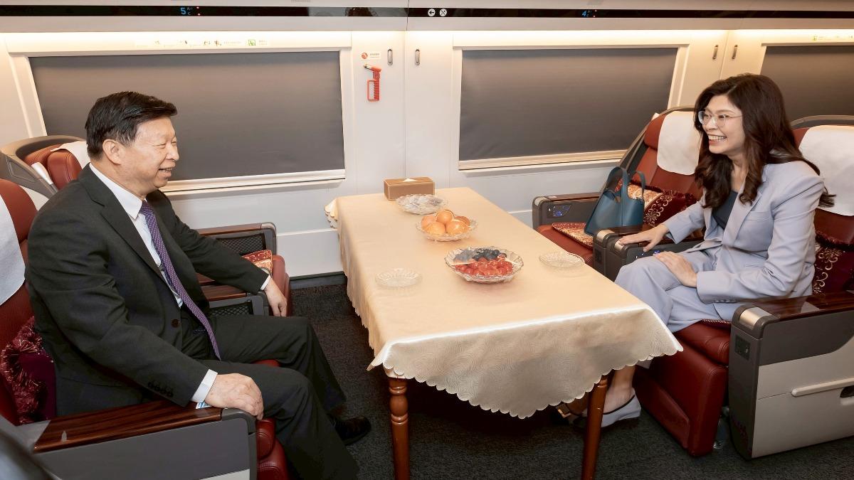 影音/ 鄭麗文抵上海!宋濤陪搭專屬車廂 高規格車隊直開上月台