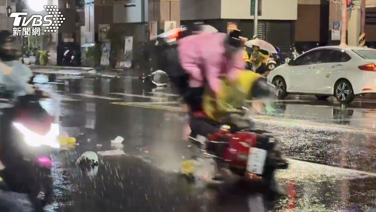 有片/高雄女闖燈撞機車 後車穿越三角錐「騰空翻」4人送醫