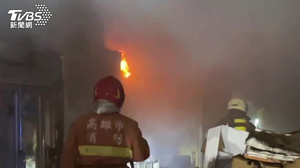 高雄燕巢住宅火災!濃煙猛竄困獨居婦 消防破壞鐵窗救人