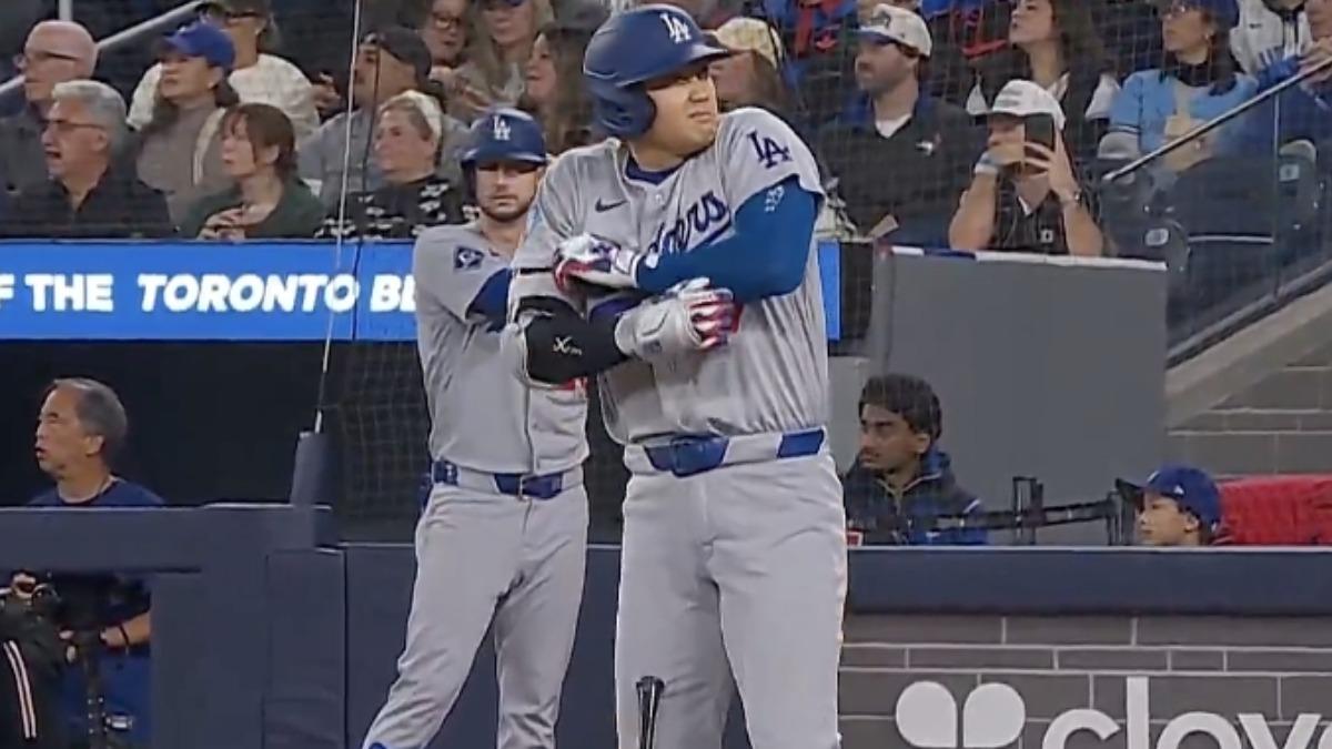 MLB/大谷翔平「手肘遭擊中」面露痛苦表情 藍鳥教頭被驅逐