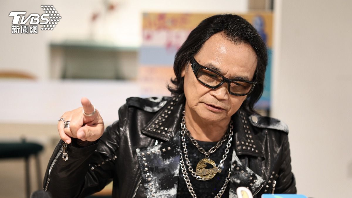 71歲歌王講錯話出事!稱木乃伊像「煙燻鮭魚」 遭鬼壓床下跪道歉