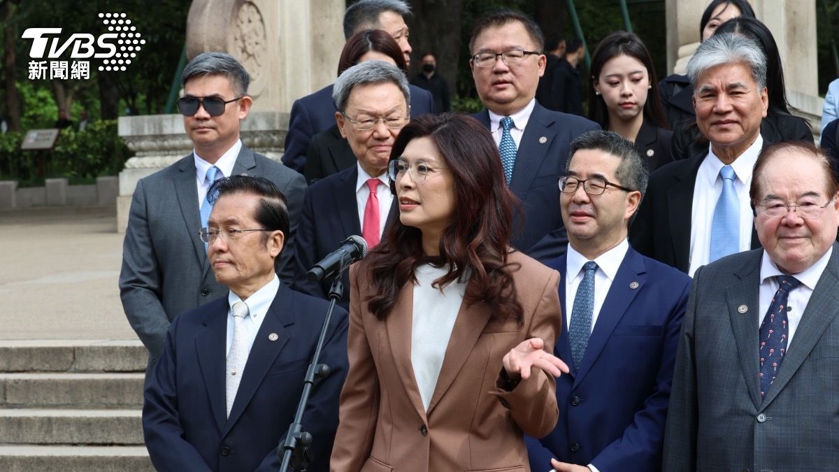 訪中山陵哽咽!鄭麗文和孫中山淵源深 同天生日、取名也因孫「文」