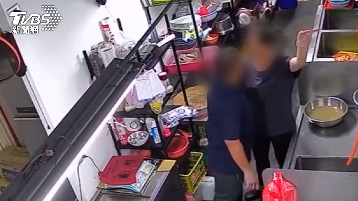 離婚夫妻變仇人!男上門怒控前妻罵父 爆發勒脖.打巴掌