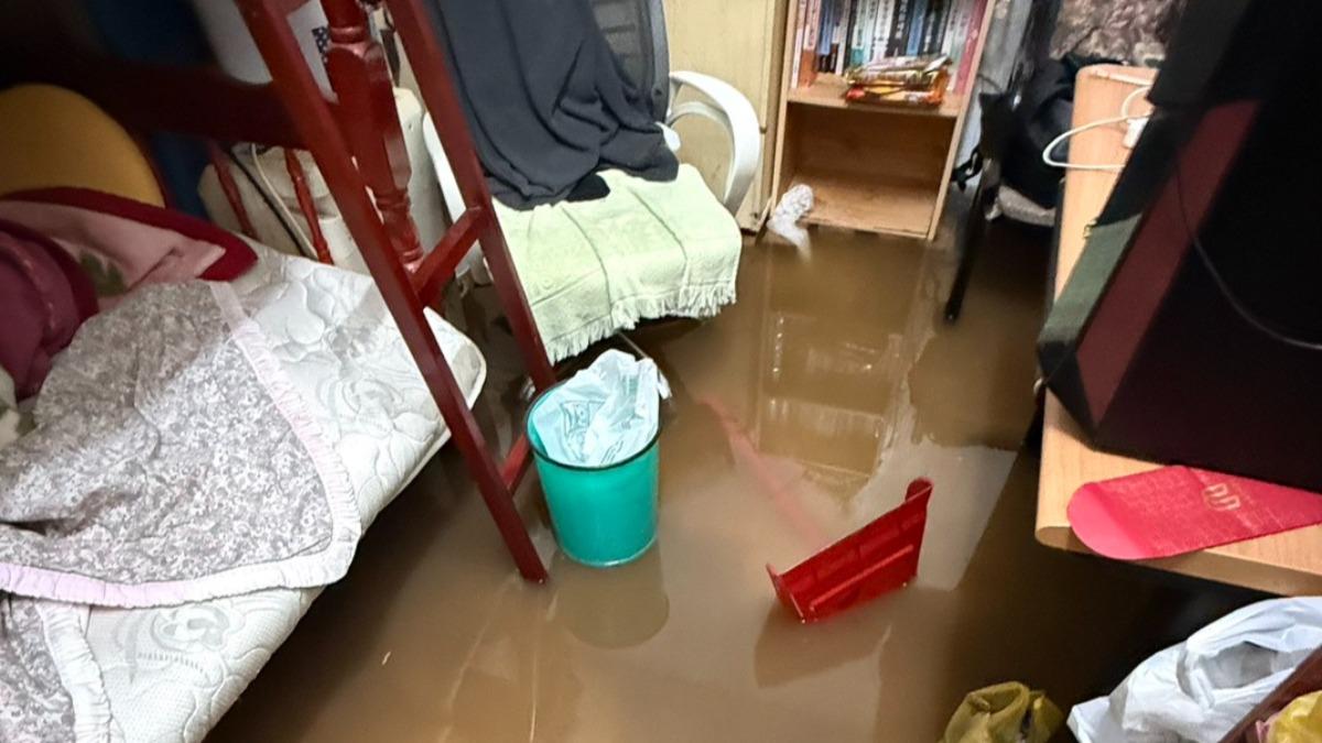 影音/暴雨灌民宅積水淹腳踝!新竹五指山居民控訴「陳情2年沒人理」