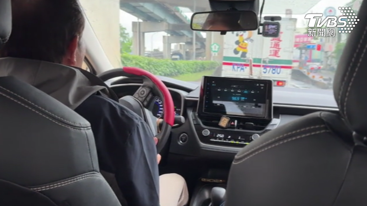 影音/深夜搶劫計程車!男持西瓜刀威脅 乘客帶武器運將難防