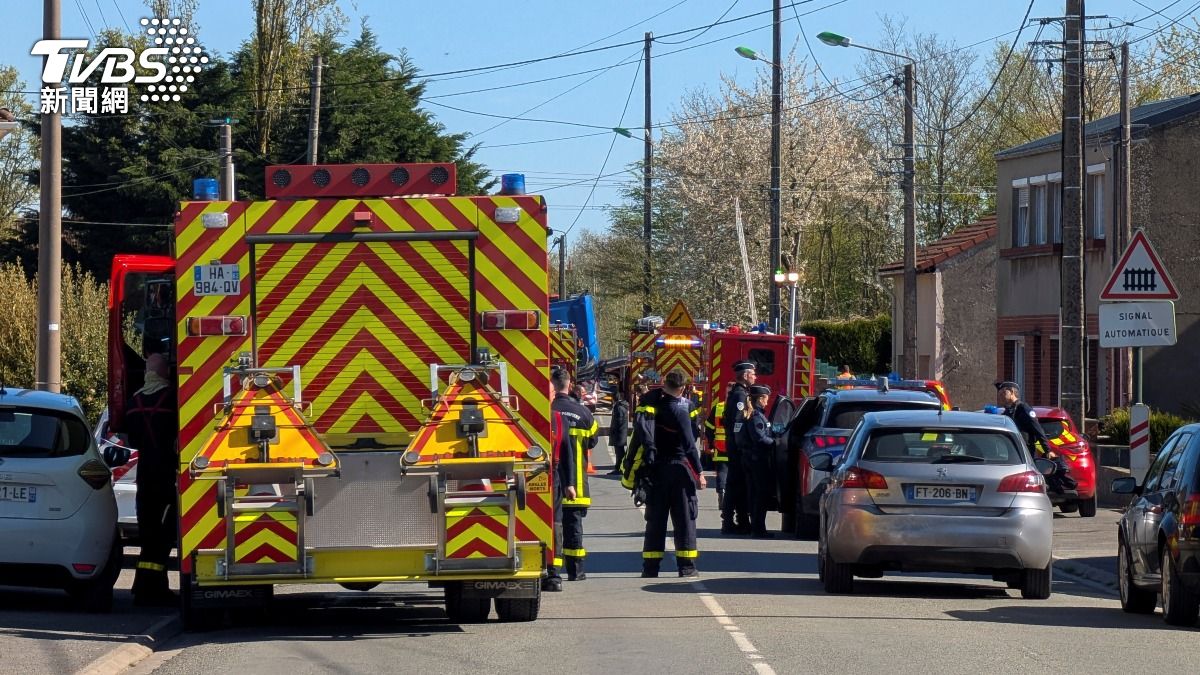 影音/重機噴飛撞路燈! 騎士「燒成火球」滾進草叢 險撞過路孩童