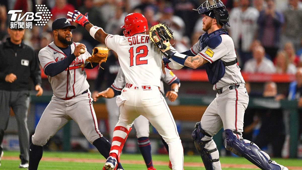 MLB/天使勇士大場面!羅培茲、索勒揮拳互毆 兩隊板凳清空