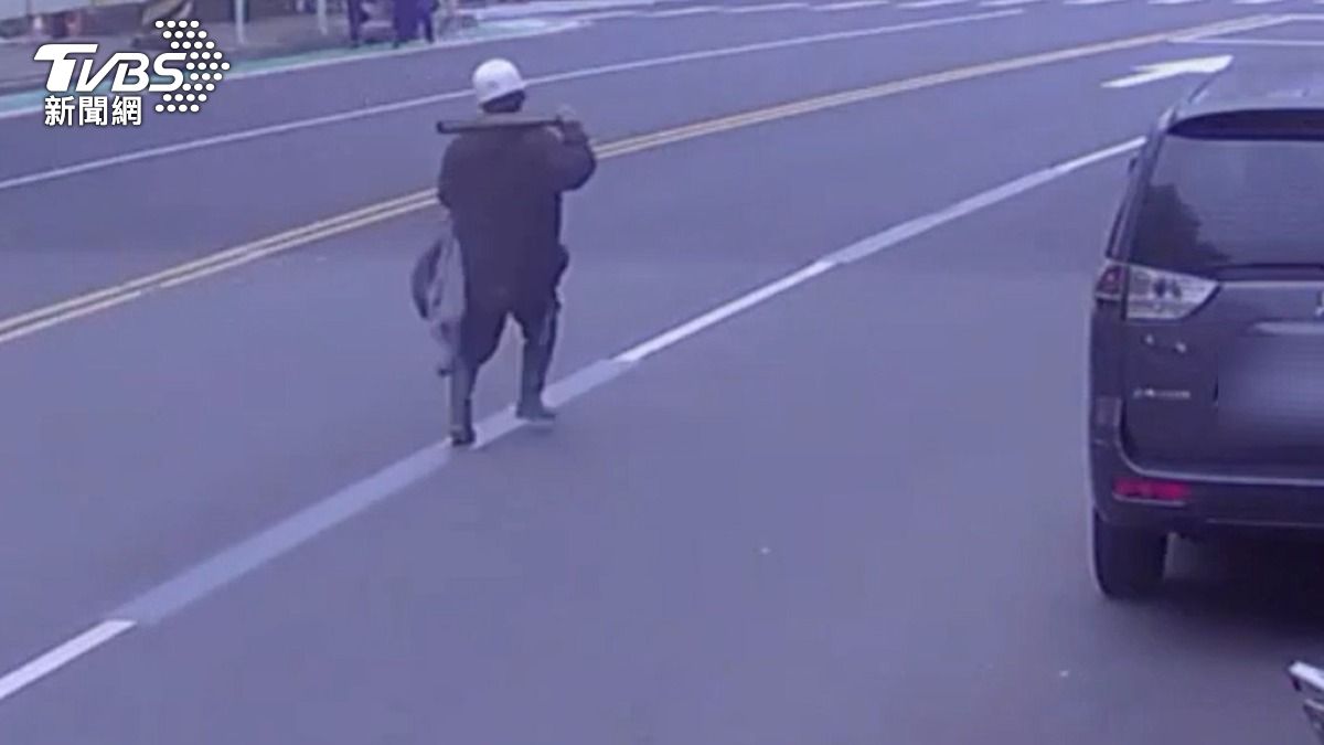 獨/金錢糾紛!52歲男「持棍追逐」同事討債 反先被警開罰