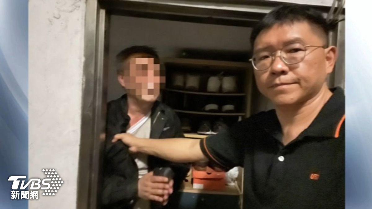 影音/深夜返家驚見小偷!搏鬥2分鐘壓制嫌犯 屋主抓賊衣領自拍