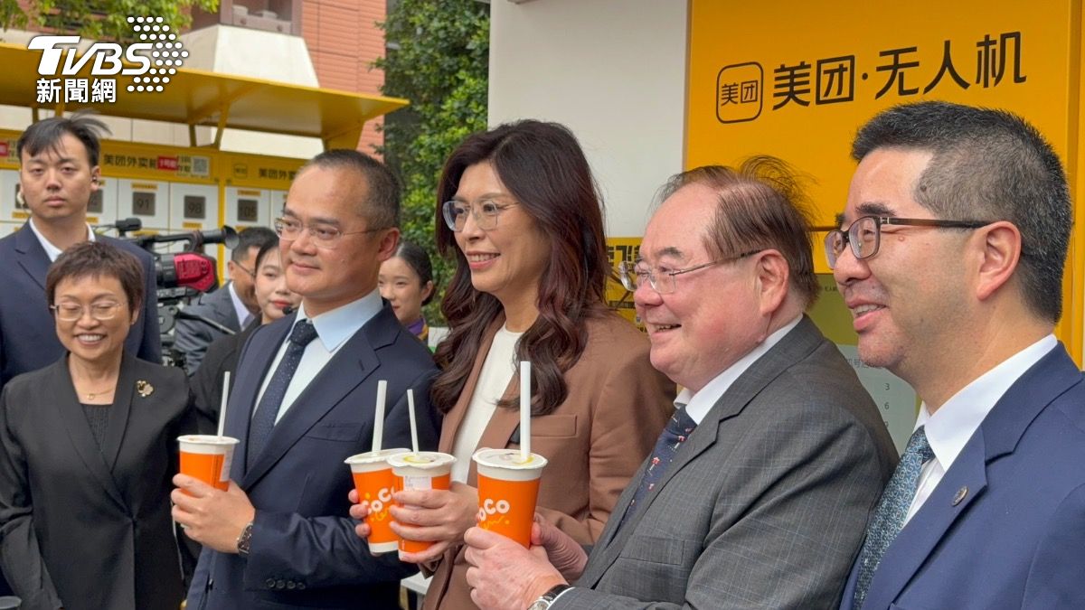 鄭麗文訪上海「美團」總部 體驗無人機外送驚呼「奶茶還是溫的」