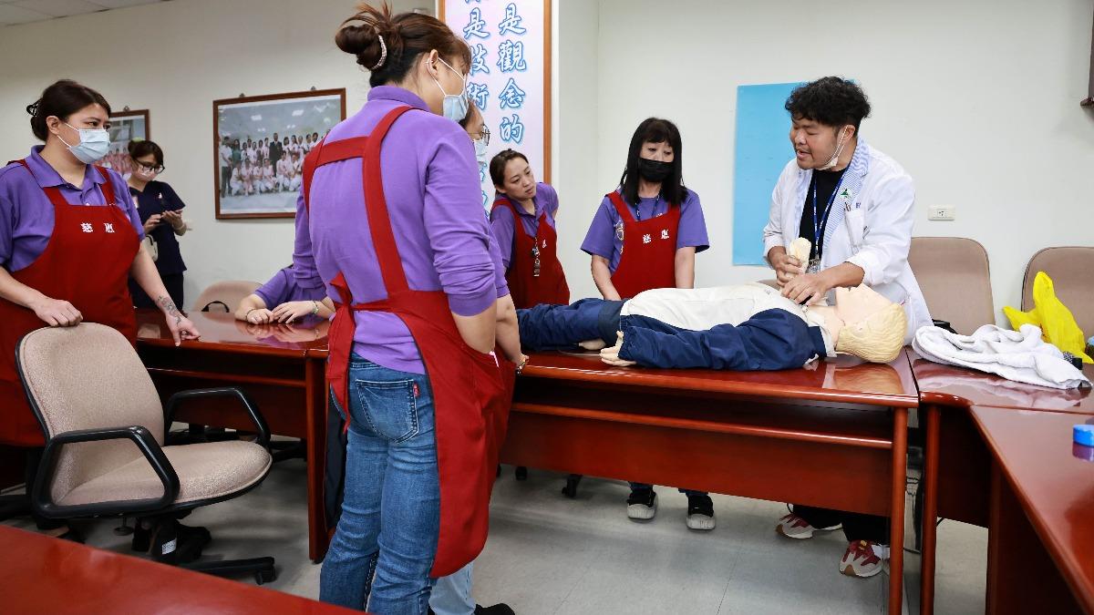 「離開也要漂亮塗指甲油」護理師守約 阿嬤臨終一幕催淚