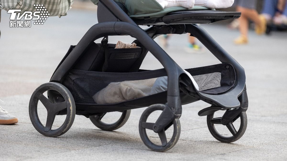 推嬰兒車排隊等電梯!他曝韓國長輩「暖心舉動」:真的喜歡小孩