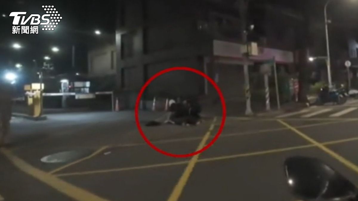 影音/紅線違停又酒駕!男拒測想落跑 秒被警圍捕壓制