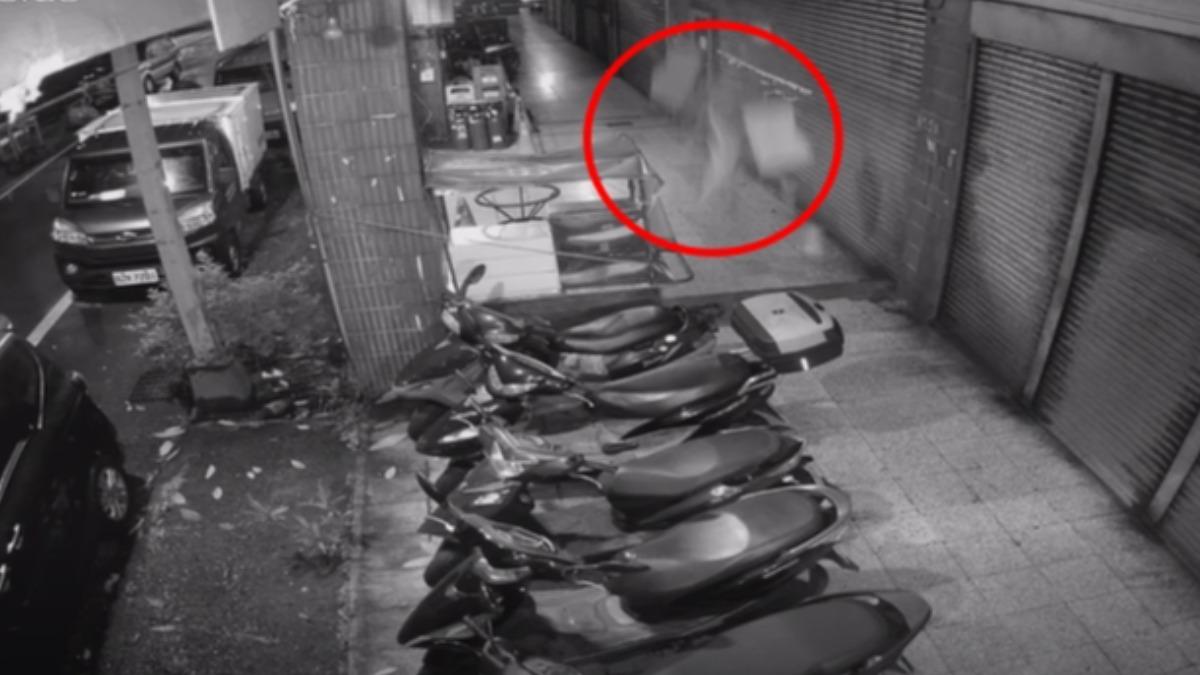 影音/基隆騎樓天花板崩塌!水泥塊散落一地 40年老屋藏危機