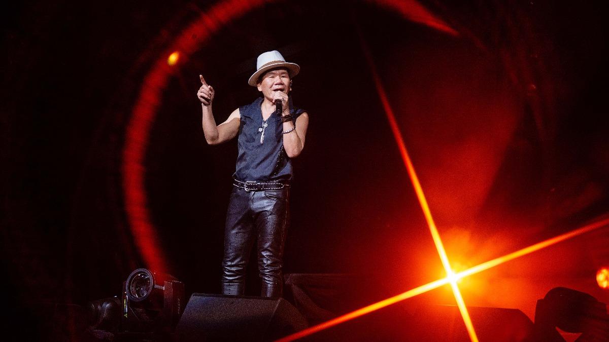 64歲「搖滾歌王」宣布好消息!霸氣不退休喊:還有體力就繼續唱