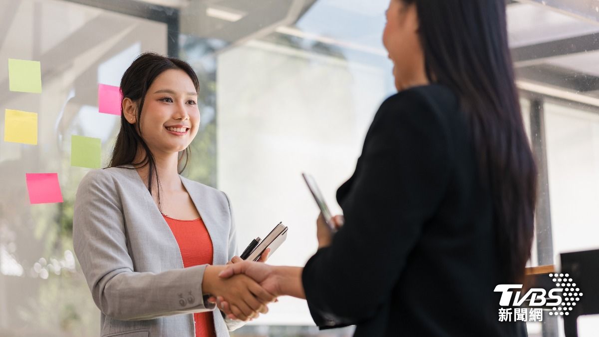 求職陷阱!「月休8天」恐違法 專家試算少8天:檢舉最高罰100萬