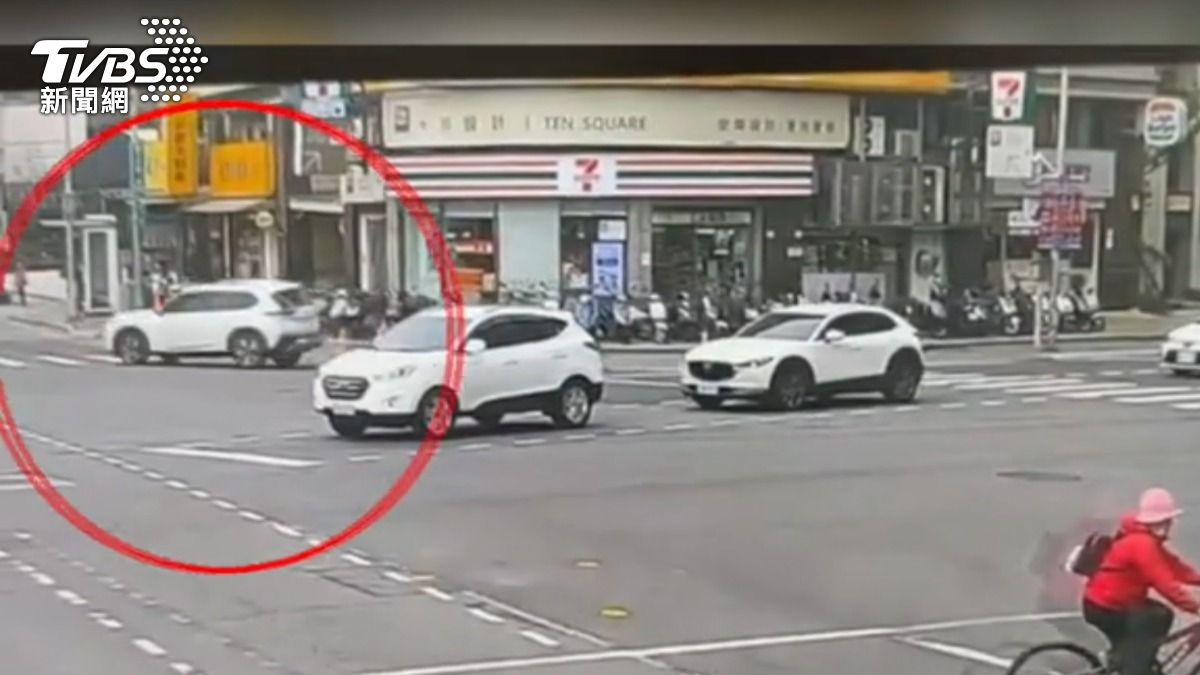 獨家影音/多元計程車路邊接單「突暴衝」!駕駛控:我沒踩油門