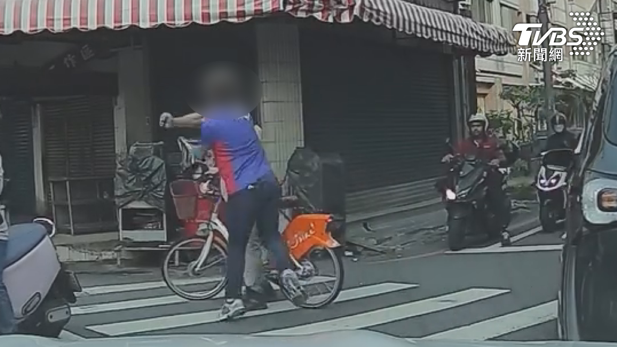 疑被轉彎車嚇到!騎士攔車反挨揍 目擊者曝他真的「凍未條」