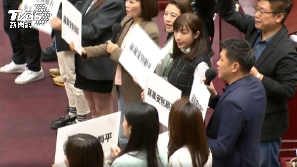 影音/喊「別躺平」 蔣萬安施政報告 綠杯葛送禮