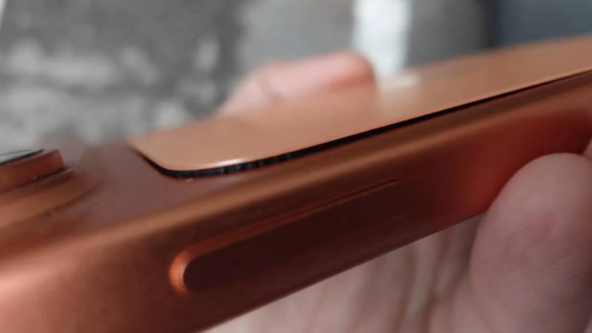 iPhone 17 Pro爆背板浮起災情!用半年就分離 達人急喊:快送修