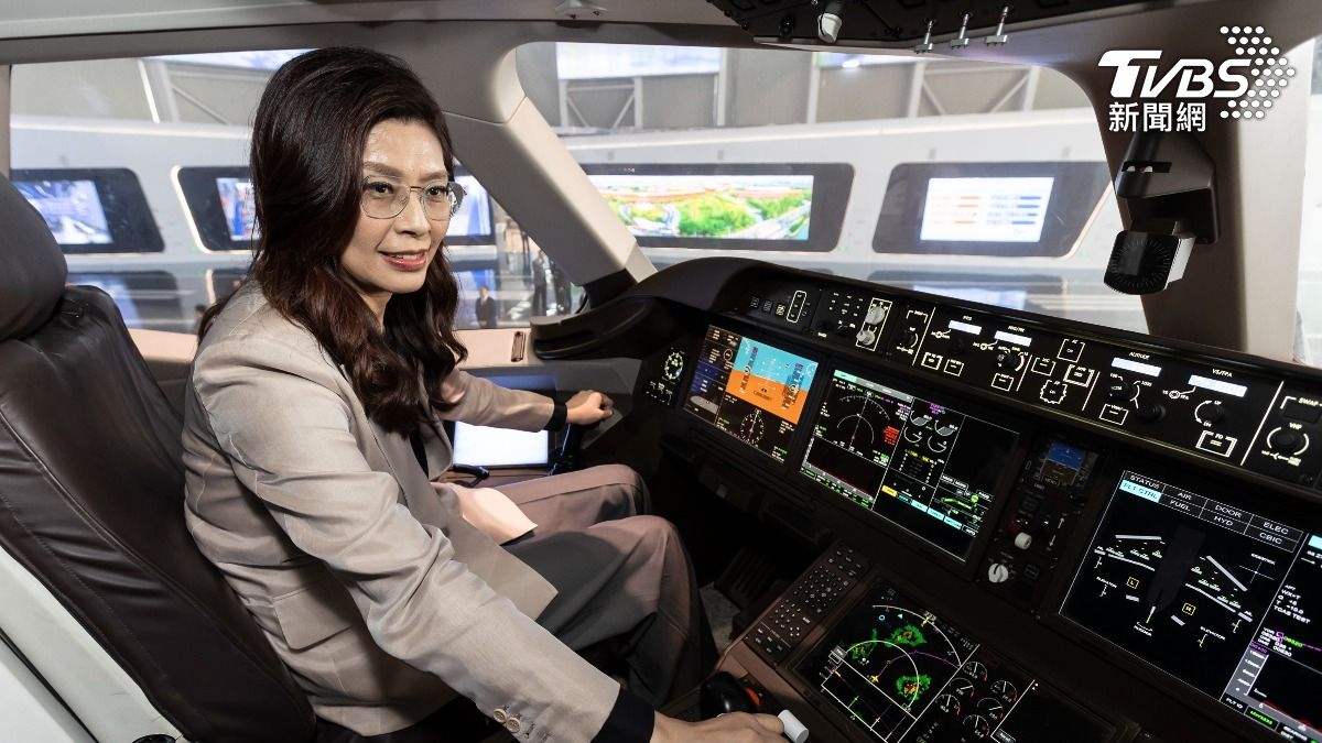 KMT chair meets Taiwan businesses in China amid defense row