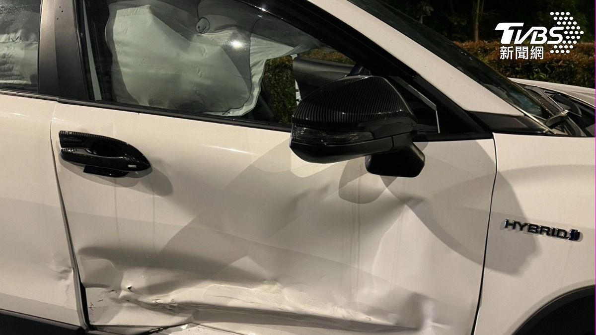 有片/新店特斯拉恐怖打滑「迴轉一圈」 UBER遭波及嚇傻