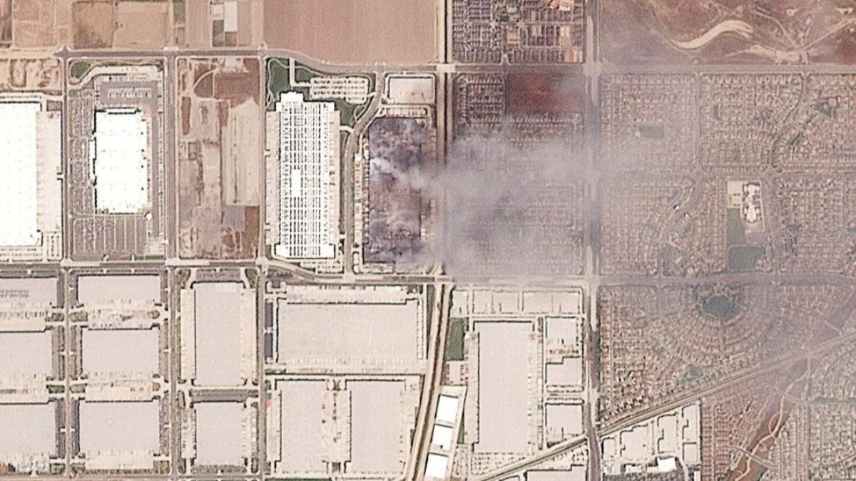 影音/加州倉庫夜間竄惡火!濃煙直竄天際 嫌犯是自家員工