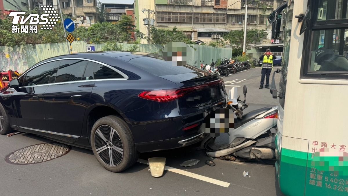 影音/蘆洲三車連撞!電動車「自動減速」釀機車、公車追撞 4人送醫