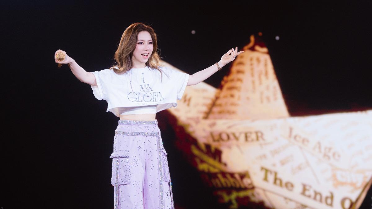 看鄧紫棋大巨蛋要穿雨衣! 粉絲直擊「超狂機關」驚慌換裝全被拍