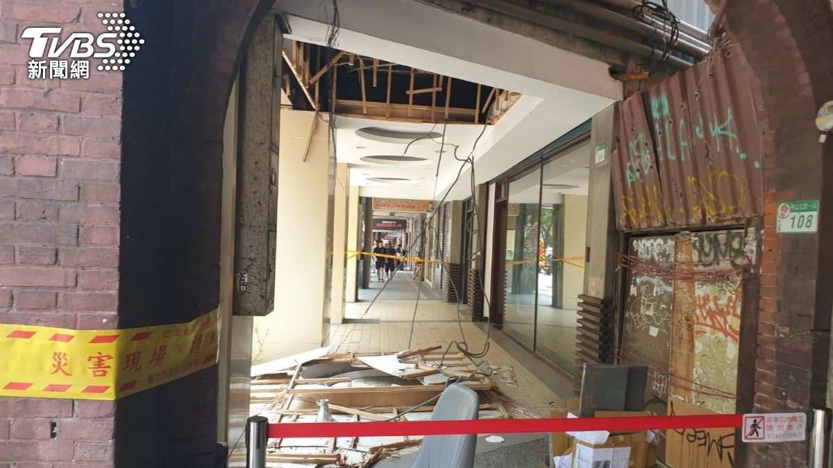 快訊/北市中山區騎樓店家天花板大面積掉落 民眾遭砸傷