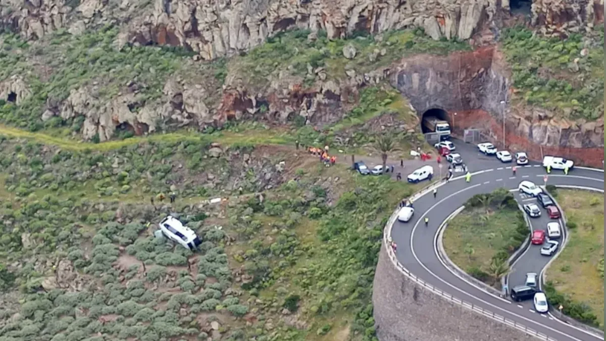 西班牙加那利群島接駁巴士墜谷 77歲英男亡、27人傷