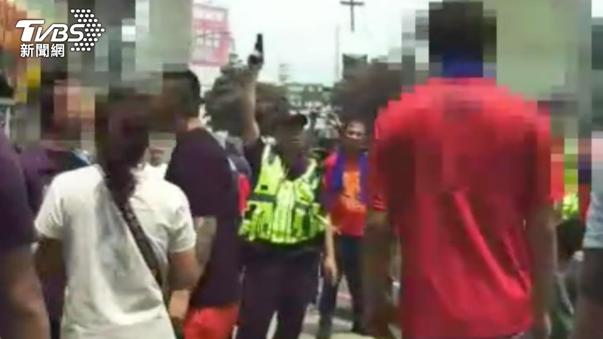 快訊/土城廟會遶境爆衝突 警對空開2槍逮人