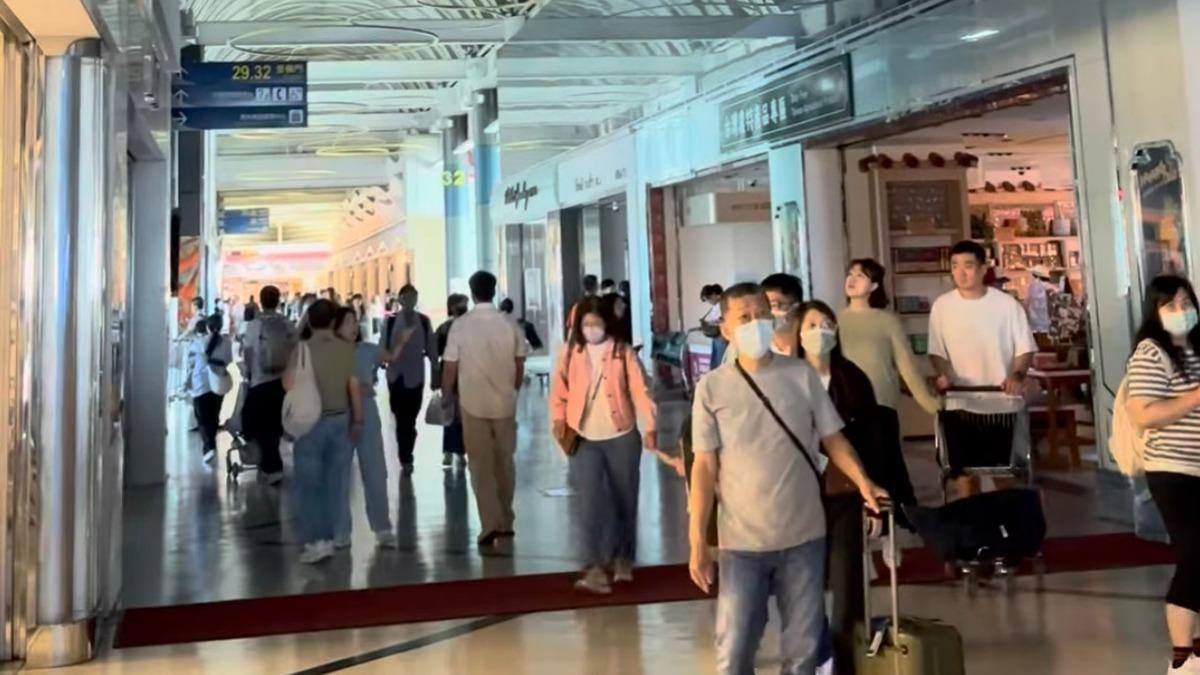 高雄小港機場跳電「一片黑」 176名旅客改爬扶梯車入境