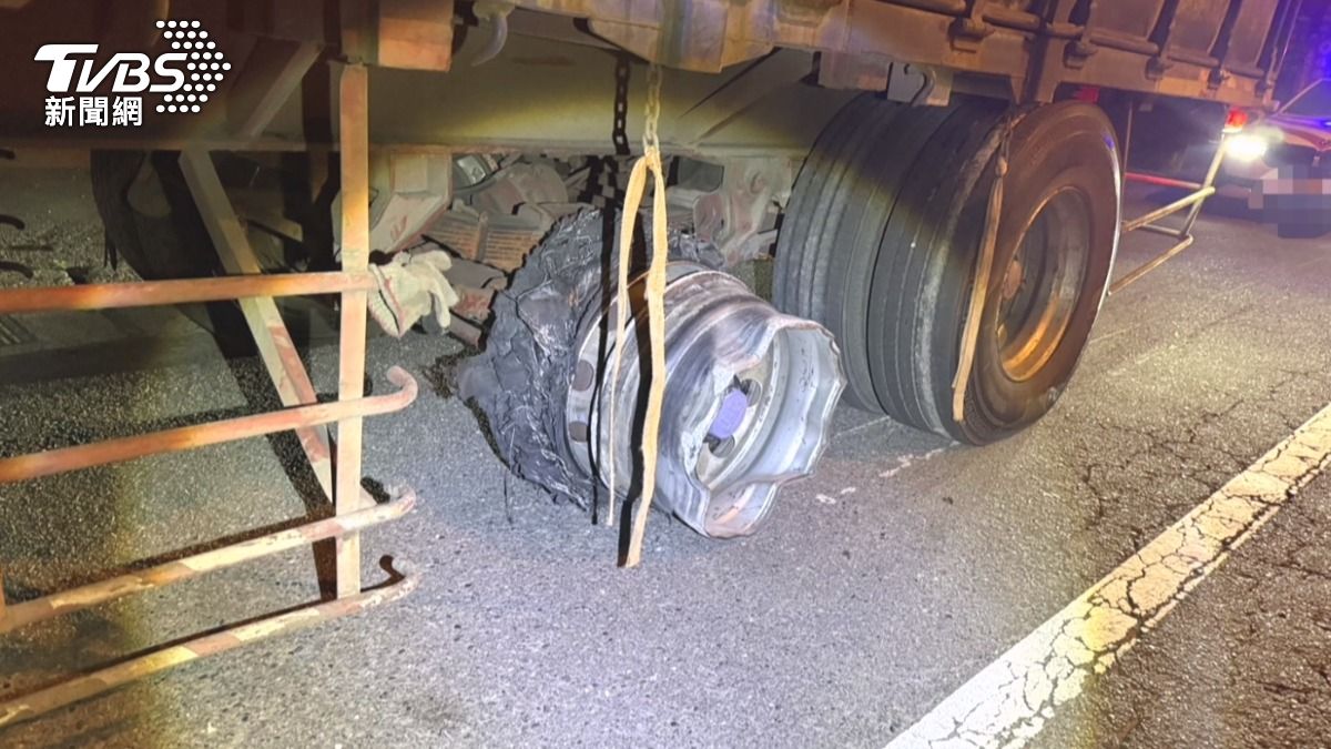 影音/有陷阱!南投「天外飛輪」砸休旅車 彰化1車爆胎釀29車連撞