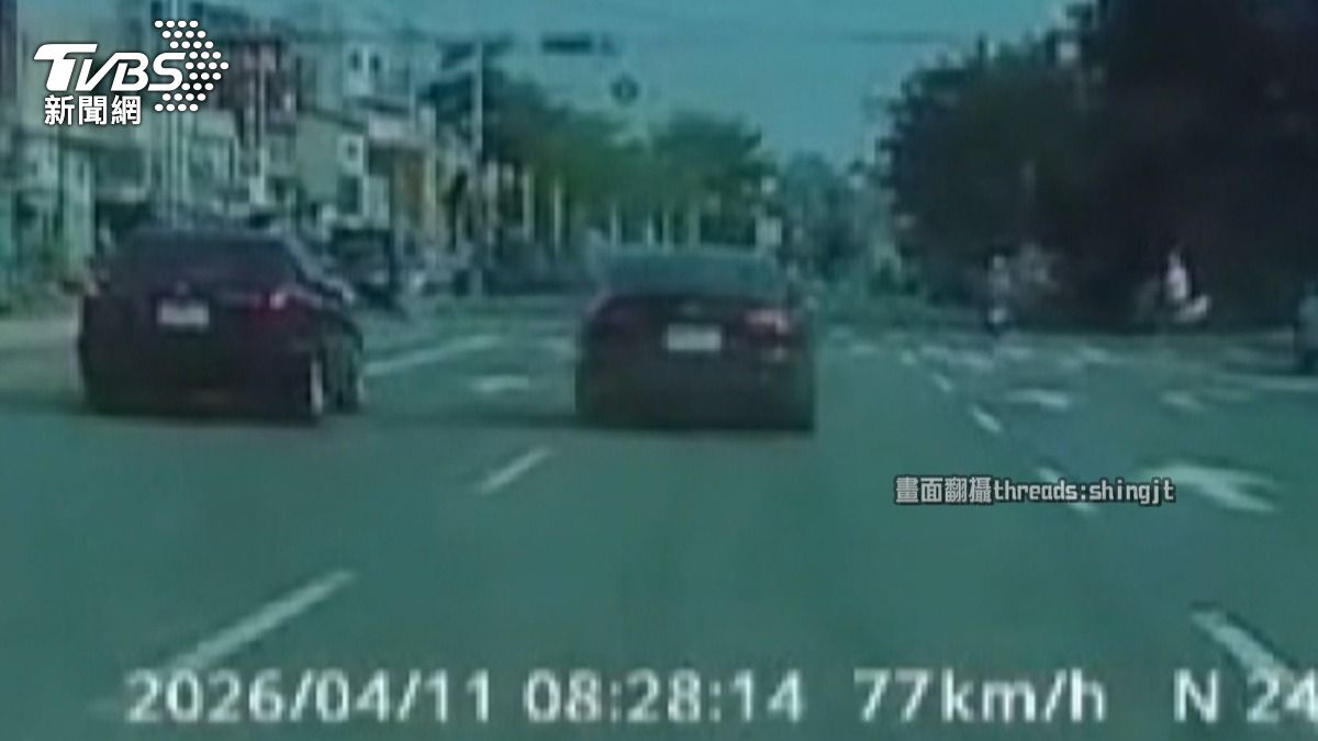 「左切右切」加速!男疑閃機車失控撞3車 修車廠前上演「連環撞」