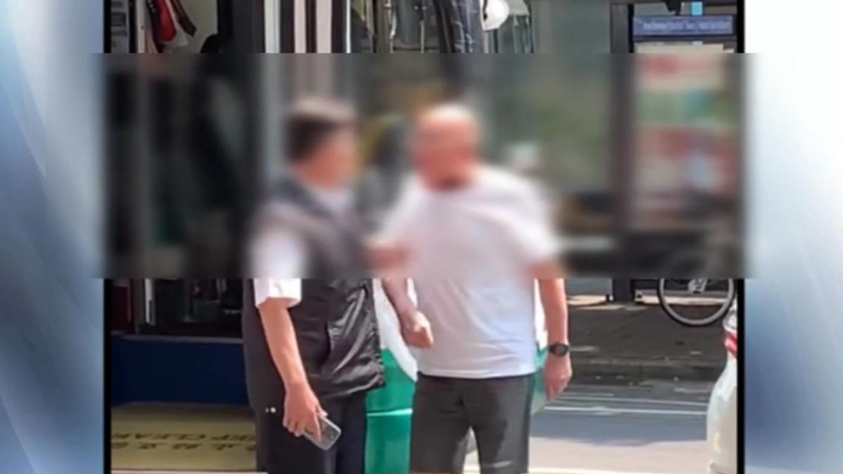影音/轎車突竄出擋公車!74歲翁控後照鏡被撞 街頭爆衝突疑出手碰司機