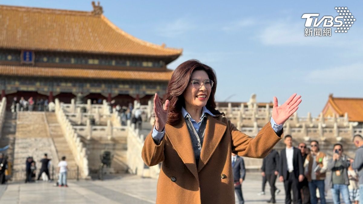 鄭麗文到訪北京故宮!陸客興奮招手 高喊「兩岸一家親」
