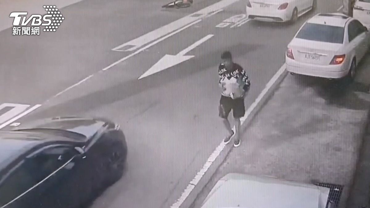 影音/貼分隔島狂飆追撞皮卡!肇事男「抱神秘物」逃逸 警鎖定到案