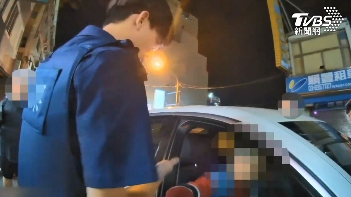 影音/買消夜遭陌生男偷車!弟衝上副駕「拔鑰匙」兄弟聯手甕中捉鱉