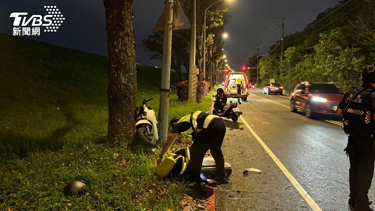 有片/新北機車「詭異失控」下秒猛撞燈桿 22歲騎士慘死