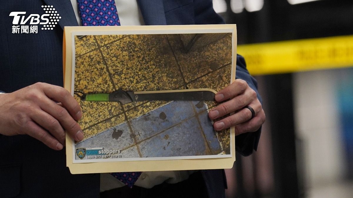 影音/紐約地鐵驚傳揮刀釀3傷 44歲嫌犯遭員警擊斃