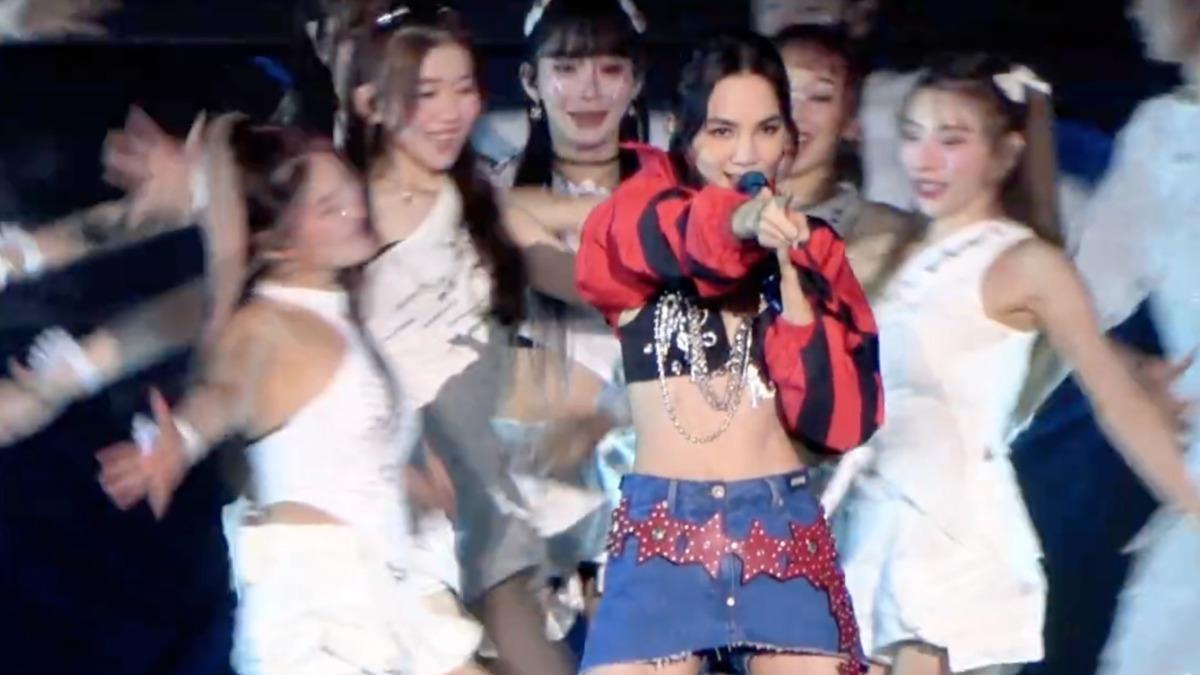 Ella重現〈美麗新世界〉回憶殺卻變「千手觀音」 粉絲崩潰:童年毀了