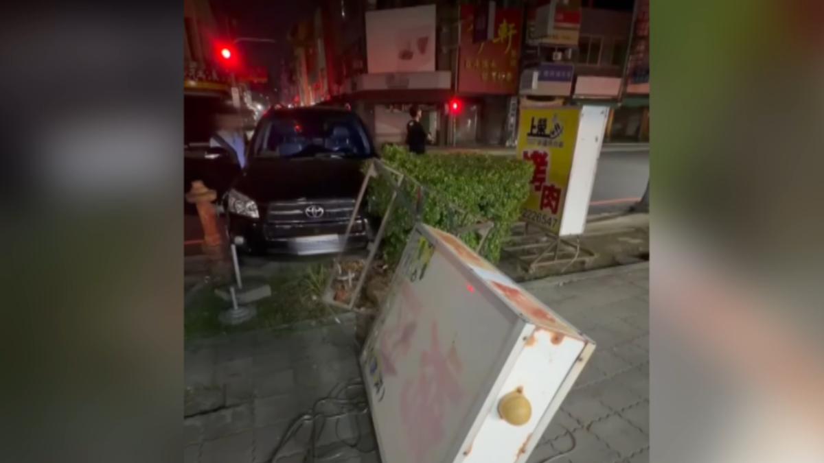 馬路當自家臥室! 駕駛睡到叫不醒 衝人行道撞店家招牌