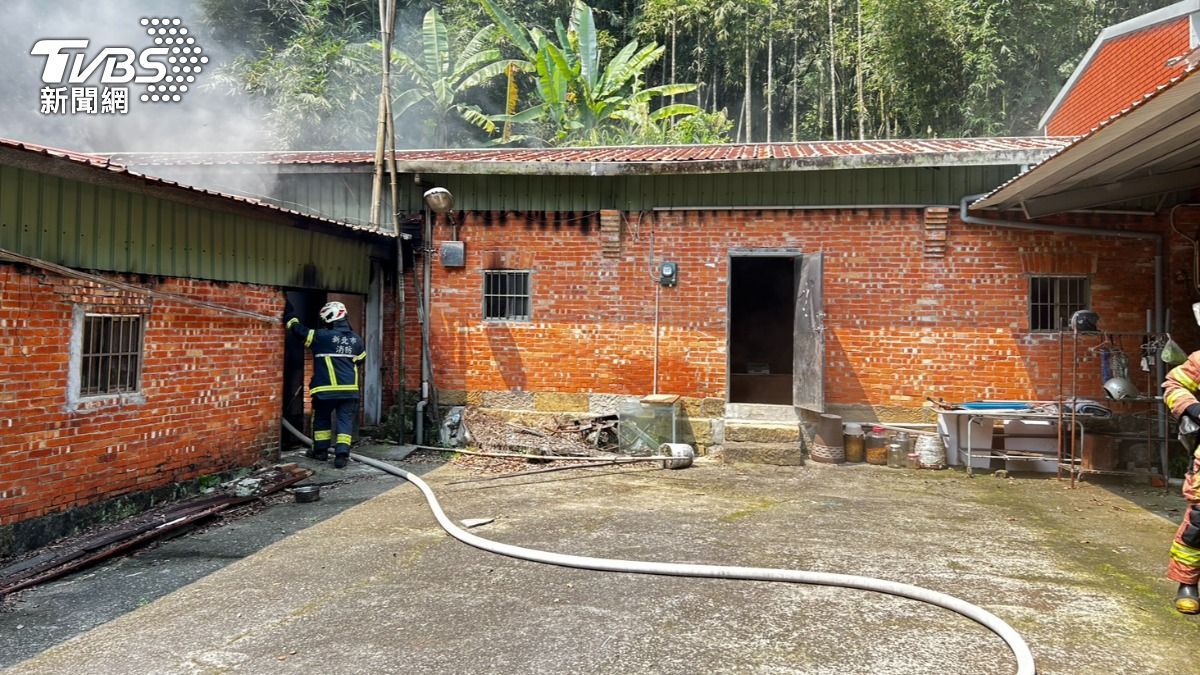 快訊/新北三峽三合院民宅廚房突竄火 8旬翁命危搶救中