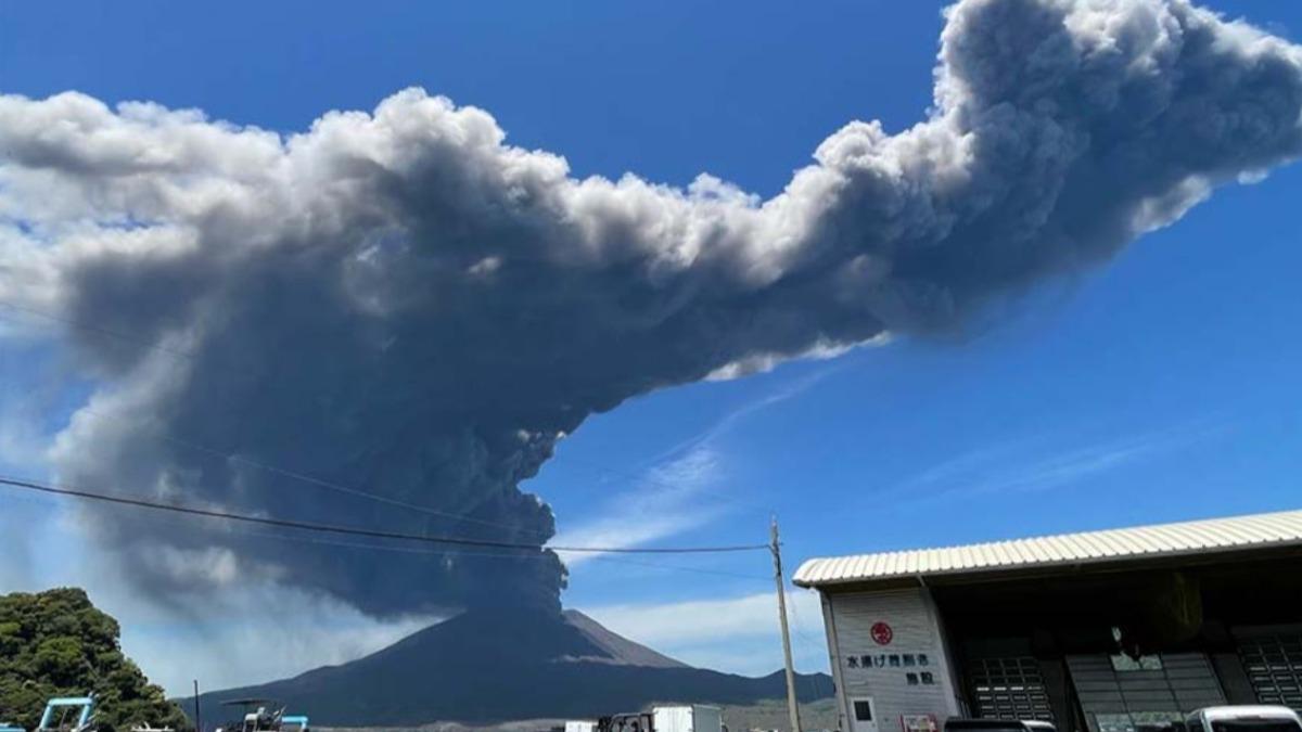 影音/日櫻島連兩天噴發! 火山灰遇雨變泥沼 專家:積3cm癱瘓交通