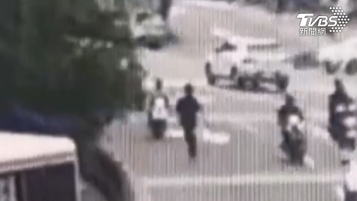 獨家影音/泰山某技術學院驚傳攻擊!22歲緬甸男大生 當街狂毆女騎士