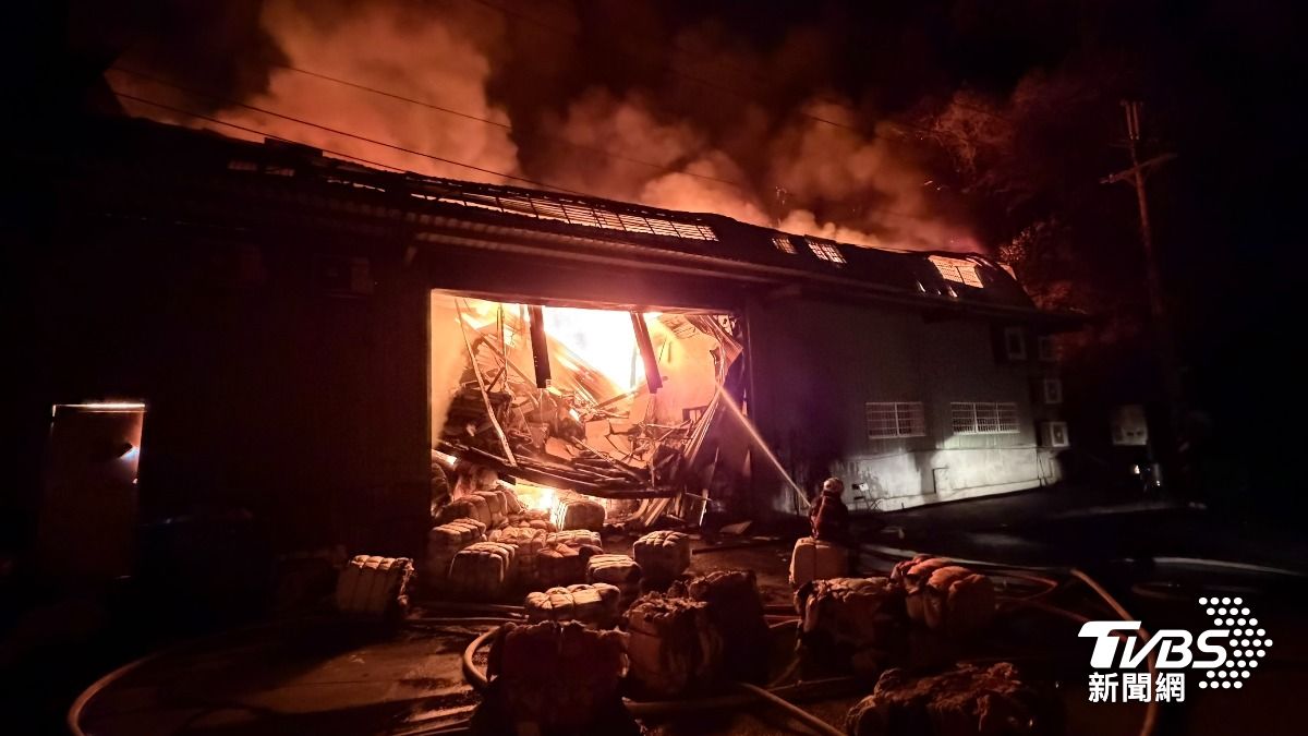 五股舊衣工廠大火 警消灌救3.5小時才控制火勢