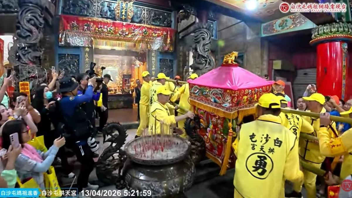 粉紅超跑啟程!一早衝到慈雲寺、農會 為女信徒慢速眾人淚崩