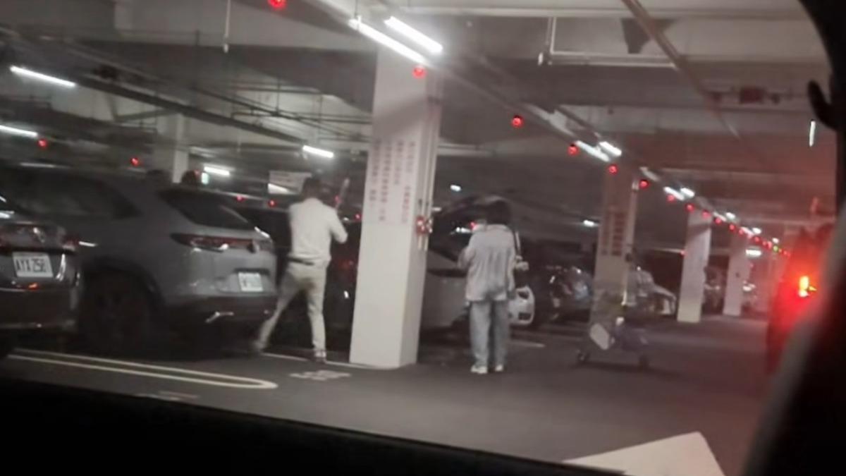 煞氣騰騰!台中好市多停車場男拎鋁棒「現場開打」 客全看傻