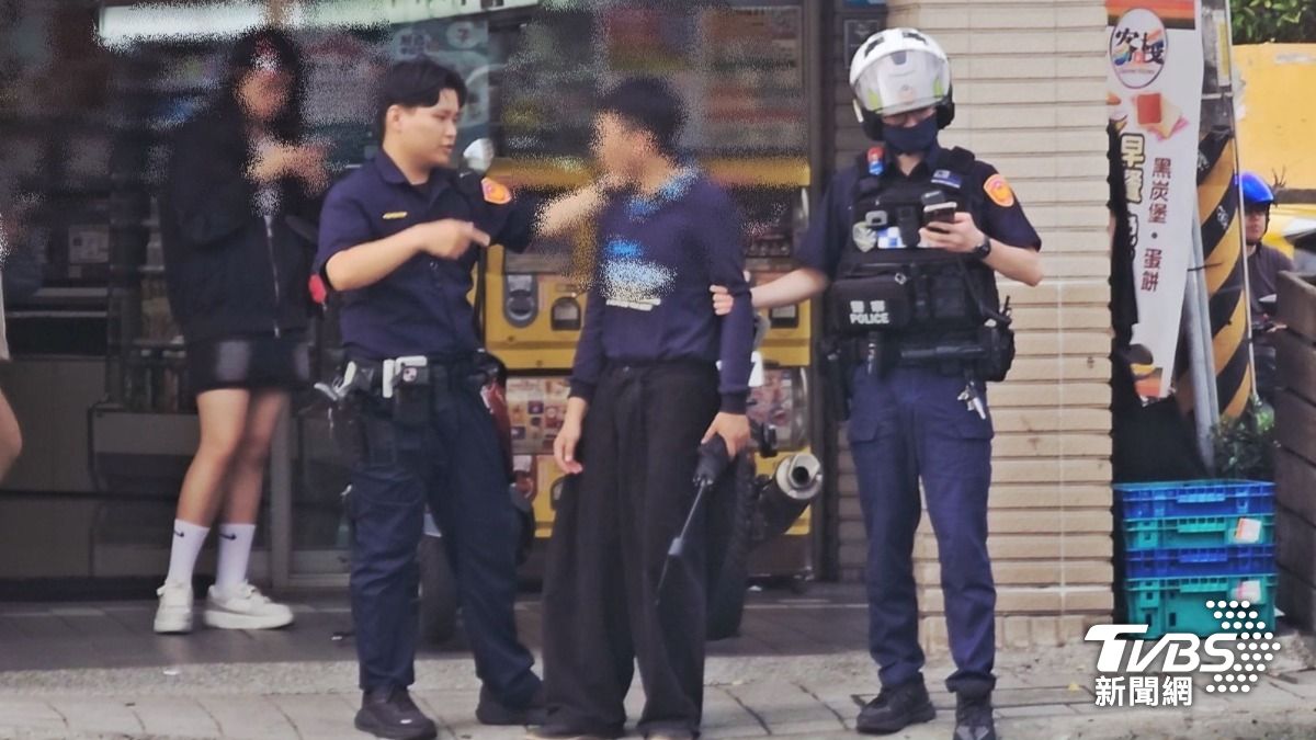 獨家影音/男子進超商偷竊 下一秒亂丟雨傘波及路人